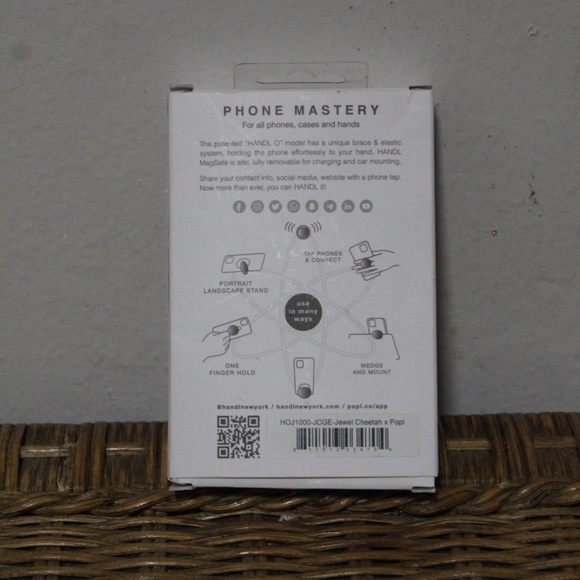 Handl New York MagSafe. Elastic Grip & Stand.  Rhinestone Cheetah Head. - Picture 5 of 6